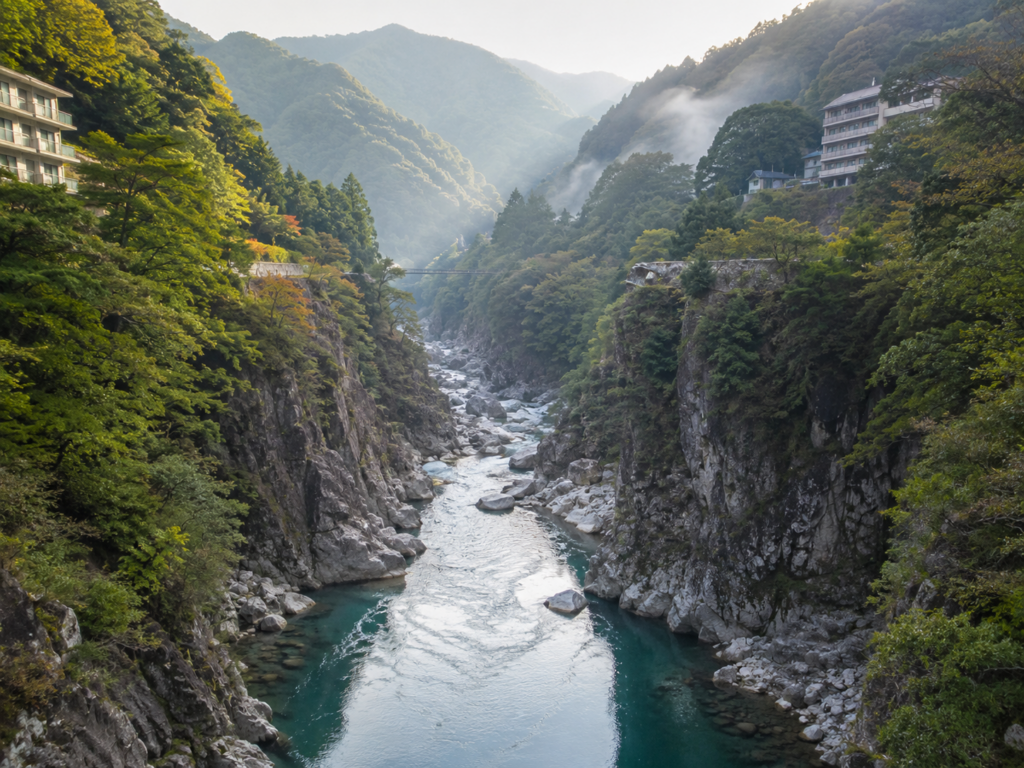 鬼怒川渓谷を流れる清流と温泉旅館が並ぶ風景